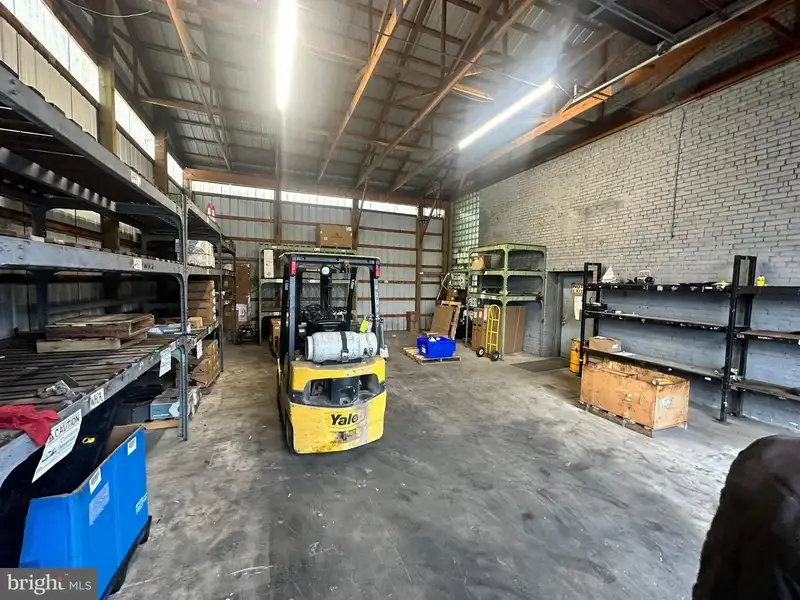 Industrial Building with 6 Bay Truck Repair Facility on 1.47 Acres Near Downtown