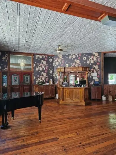 Commercially Zoned 15-suite Overnight Rental Property in Eureka Springs