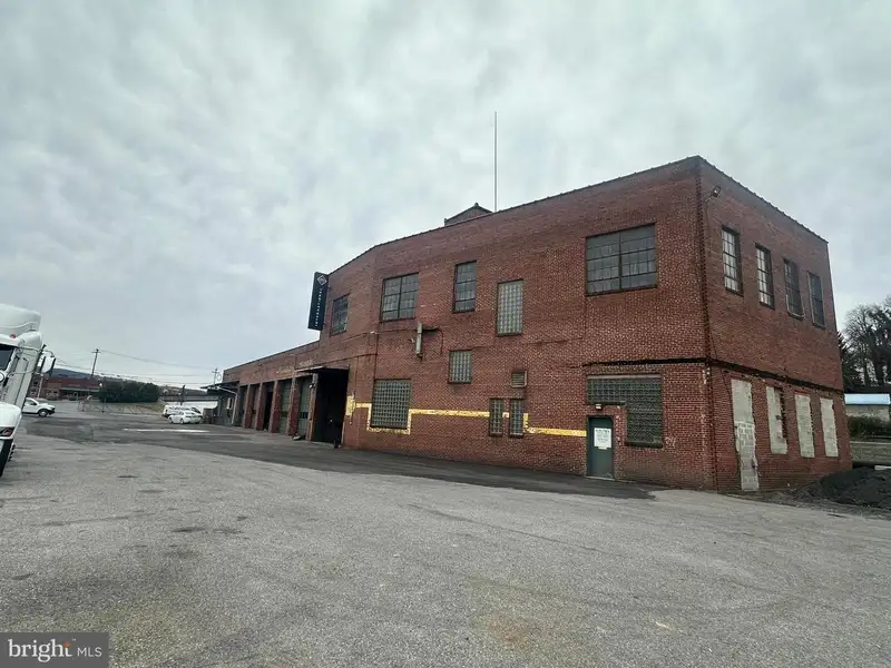 Industrial Building with 6 Bay Truck Repair Facility on 1.47 Acres Near Downtown