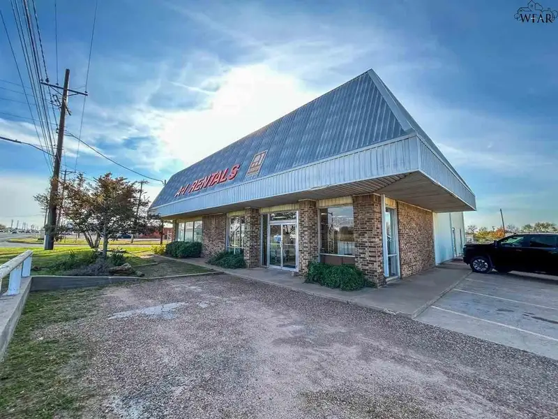 Versatile Commercial Property with Retail Space and Warehouse Near Major Highways