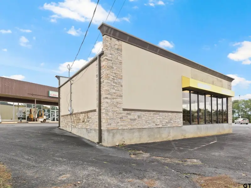 High-traffic Commercial Building in Downtown Pittsburg, Tx - 1,500 Sf