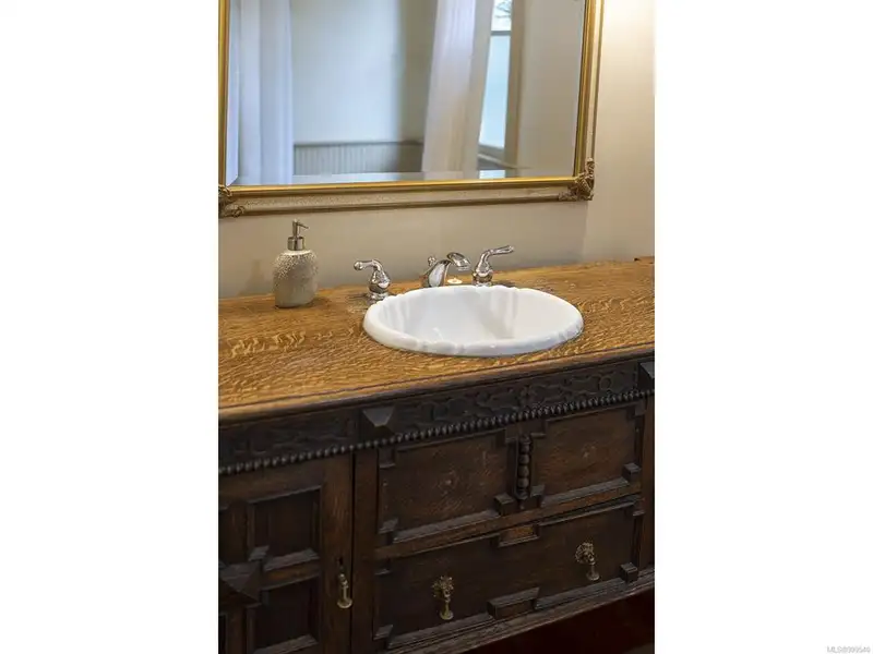 Turnkey Victorian Guest House in Songhees - 5 Suites, Steps from Seawall
