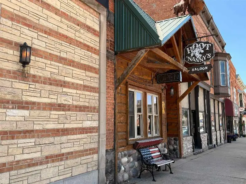Turnkey Lodge-style Investment Opportunity in Berlin with Unique Interior and Bar