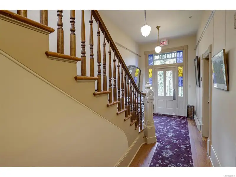 Turnkey Victorian Guest House in Songhees - 5 Suites, Steps from Seawall