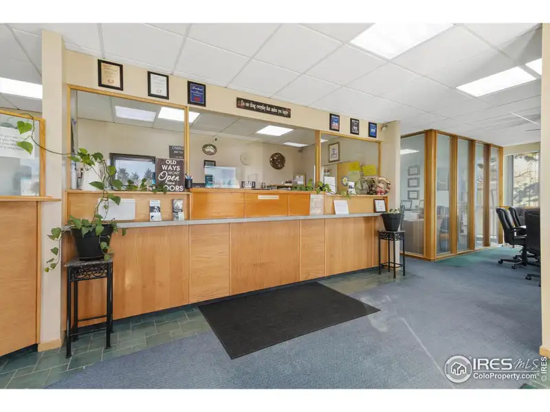 Free Standing Building for Sale with Parking and High Exposure on Eisenhower Blvd