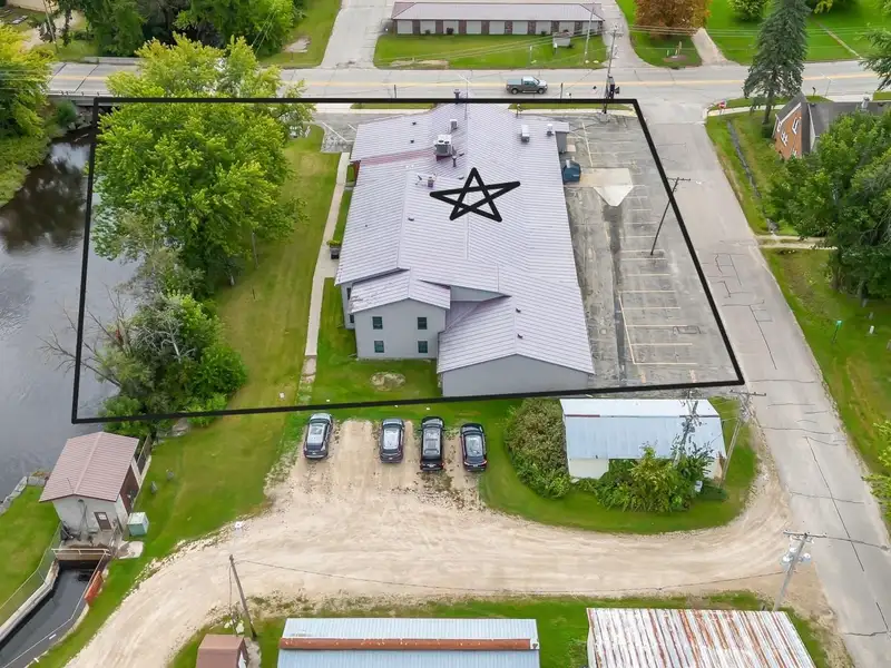 Mixed-use Commercial Property with Bowling Alley, Bar, Restaurant, and Apartments in Poy Sippi