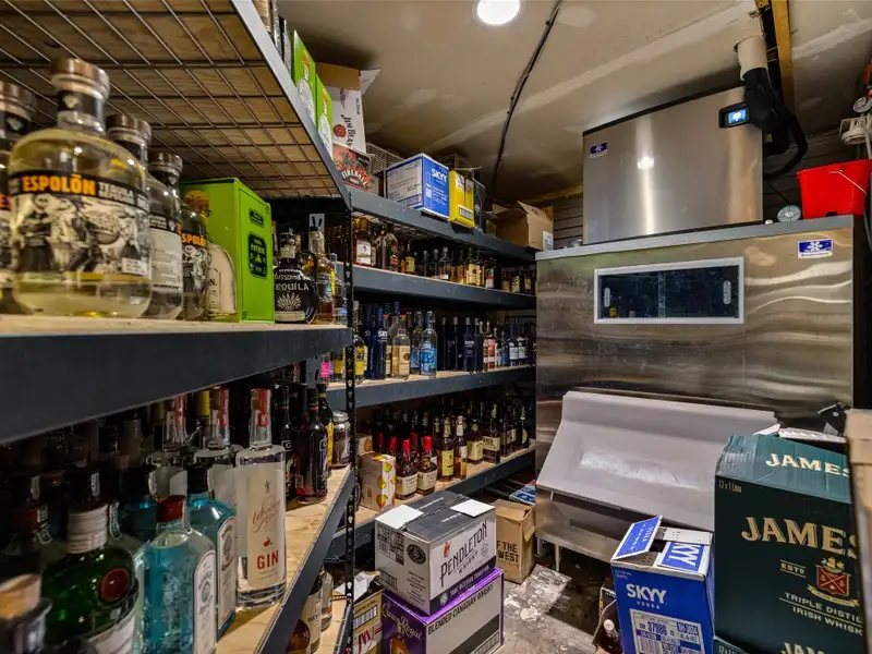 Historic Del's Bar & Grill: Profitable Lakeside Business in Somers, Mt with Liquor License
