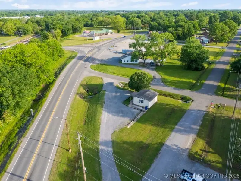 Prime Commercial Property on High-traffic Road with New Roof in 2023
