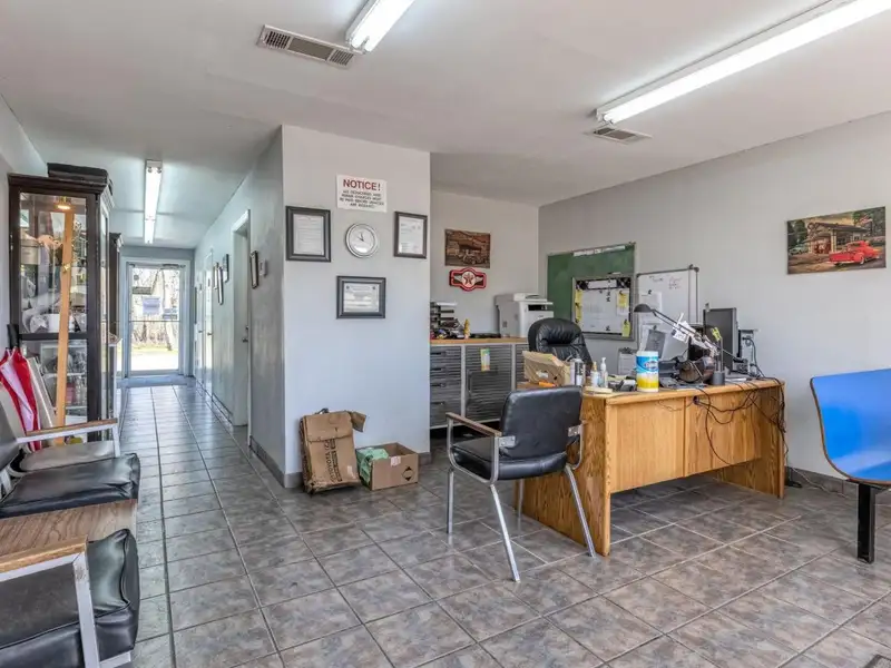 Profitable Auto Glass Repair and Body Shop with Expansion Potential in Hempstead County, Arkansas