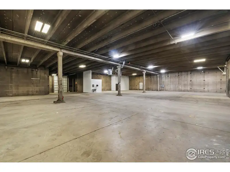 10,525 Sf Commercial Warehouse for Rent in Concrete Tilt-up Industrial Building