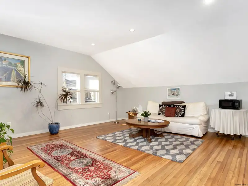 Renovated Pub and Hotel in Prime Woodstock Location with Restaurant and Apartments