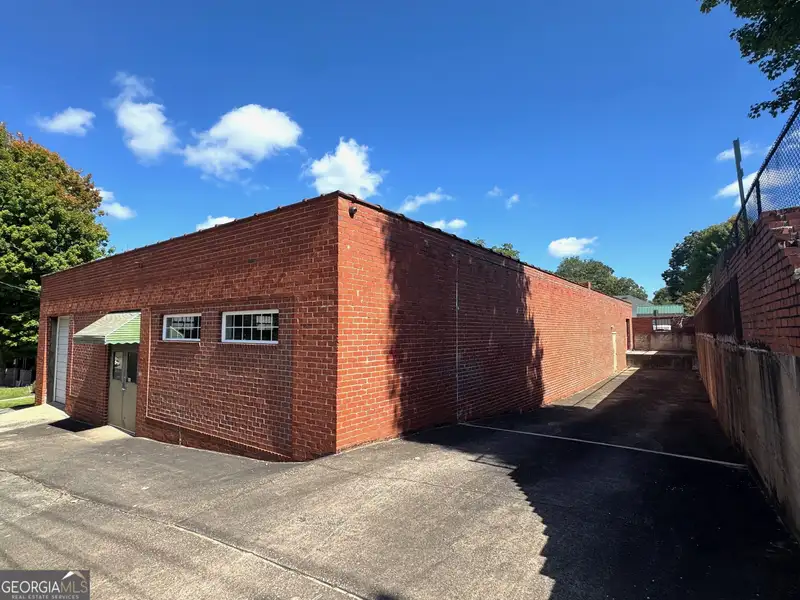 Versatile 5,000 Sq Ft Warehouse Near Downtown Gainesville with Dock and Roll-up Doors