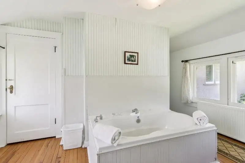 Turnkey B&b and Event Center in Wisconsin Dells with 17 Guest Suites