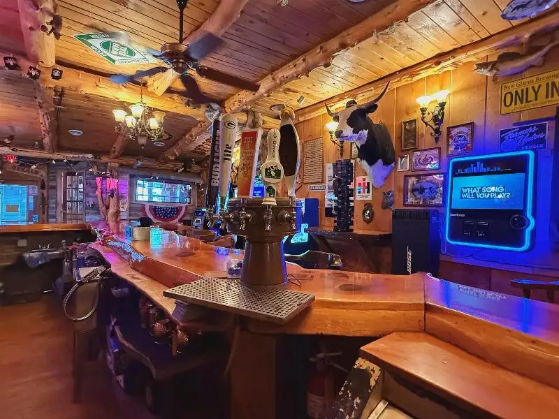 Turnkey Lodge-style Investment Opportunity in Berlin with Unique Interior and Bar