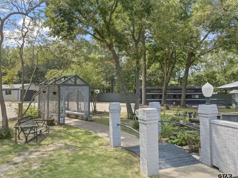 Historic Downtown Pittsburg Bed and Breakfast with 6 Ensuites and Unique Train Car Suite