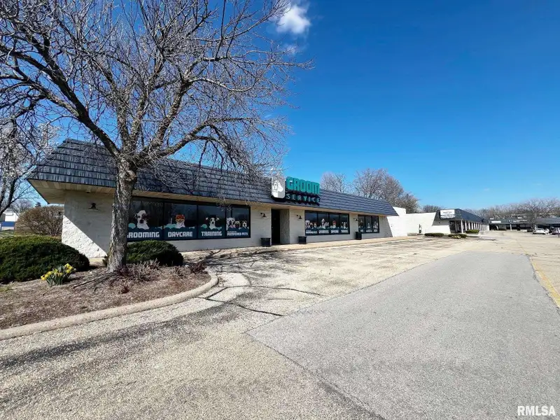 Standalone Commercial Building in Peoria's Metro Centre - High Traffic and Visibility