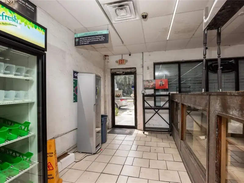 Versatile Commercial Building for Retail or Service Use in High-traffic Location