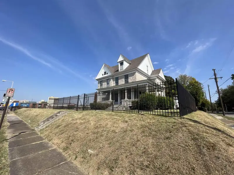 Office Building with Development Potential in Medical Center/midtown Area on 0.71 Acres