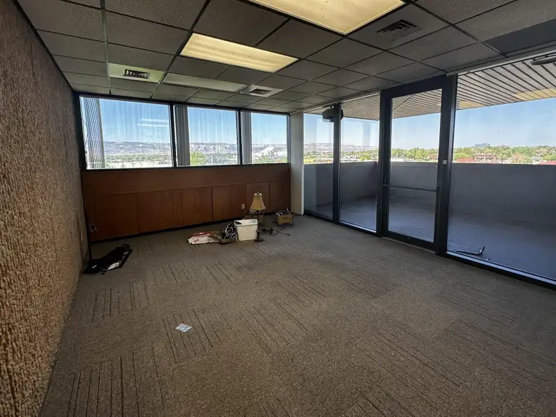 Large Office Building with Panoramic Views in Prime Downtown Location, 40,000 Sqft