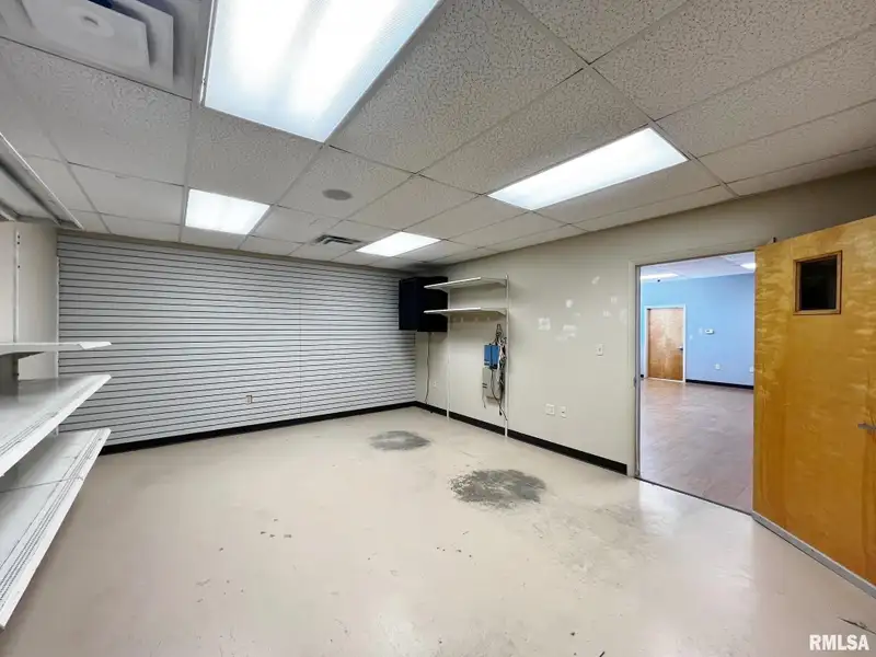 Standalone Commercial Building in Peoria's Metro Centre - High Traffic and Visibility
