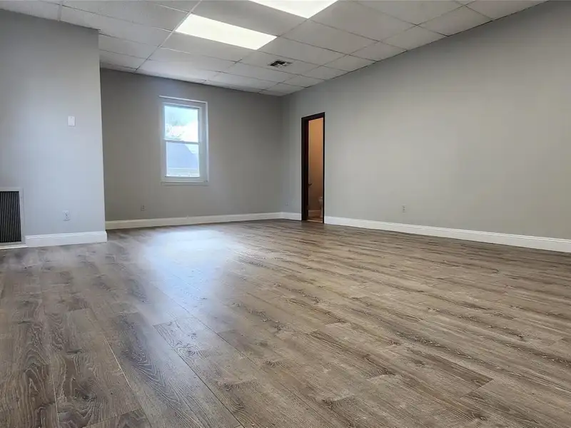 Commercial Space for Lease in Sea Cliff – 450 Sf Office/storage Unit