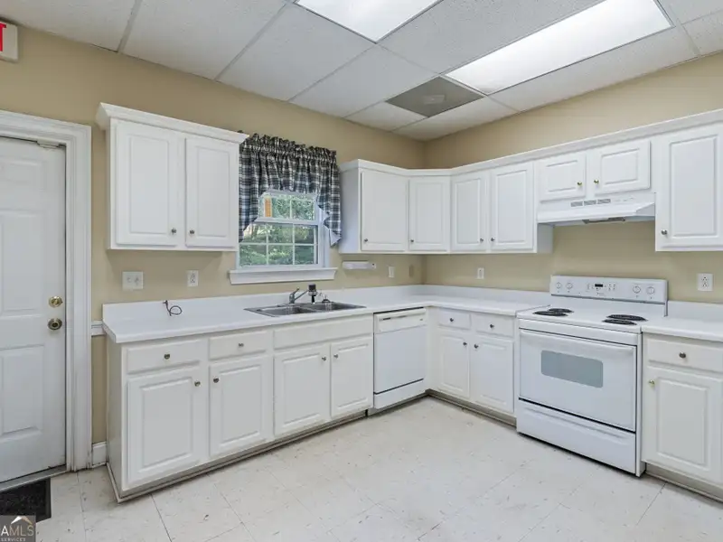 Versatile 7,900+ Sq Ft Medical Office Building in Prime Location Near Hospital