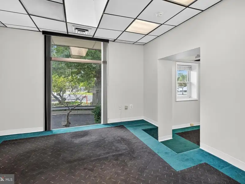 Versatile Commercial Property in Northwood Park, Ideal for Offices, Retail, or Light Industrial