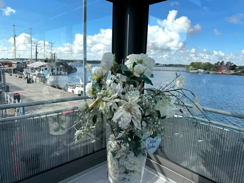 Mixed-use Property with Snack Bar and Apartment on Peenemünde Harbor Promenade