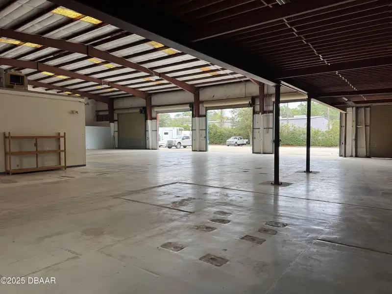 Flexible Commercial Lease: 19,000 Sq Ft Available in Prime Location
