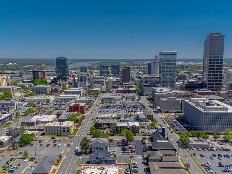 Remodeled Commercial Building Near I-630, Downtown Little Rock – Ideal for Office or Apartment
