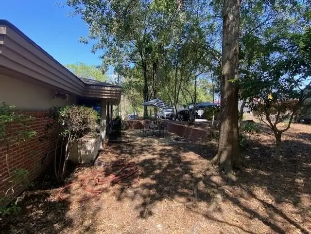 Versatile Commercial Property with Office Space Near I-75 in Valdosta's Business Hub