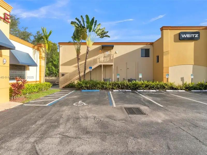 Modern 853 Sf Office Suite in Prime Fort Lauderdale Location with Parking