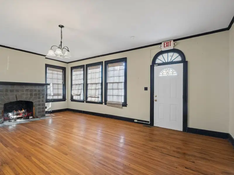 Historic Bungalow with Detached Unit on High-traffic Main St, Ideal for Commercial Use