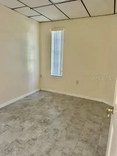 End Unit Office Space for Lease in New Port Richey - 850 Sq Ft, Multiple Offices