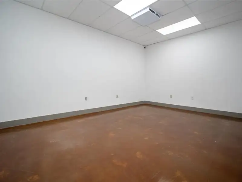 17,000 Sq Ft Versatile Industrial Facility on 402 Acres Near Oklahoma City