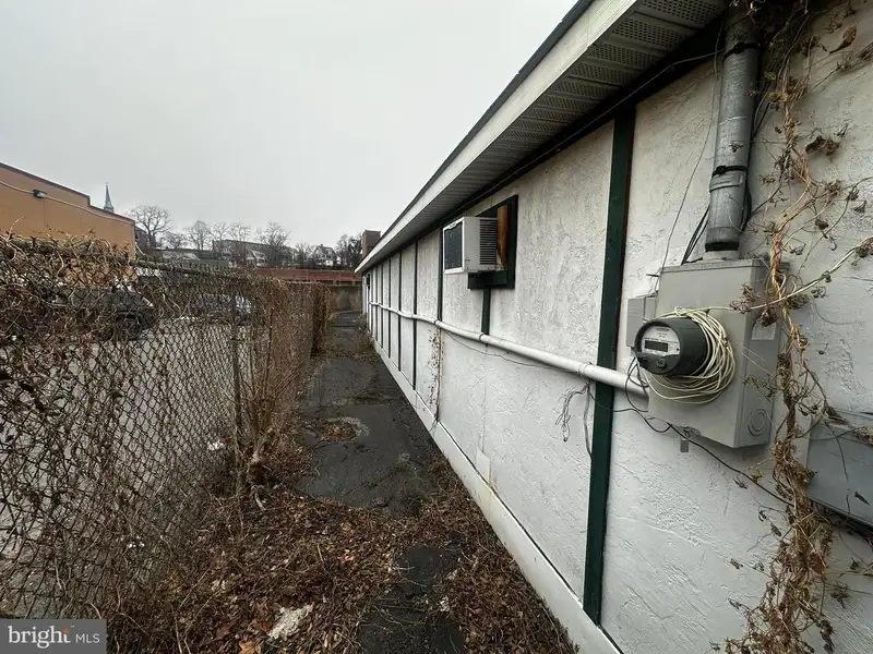 Single-story Commercial Building with Parking and Fenced Lot in Prime Location