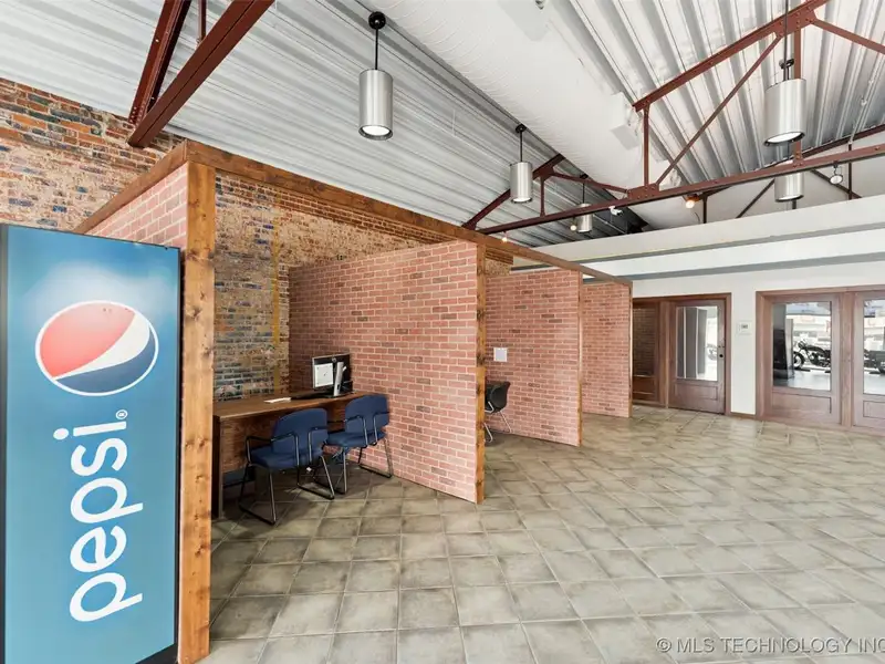 Historic Multi-use Building on Main Street, Bristol - Route 66 Landmark with Renovations