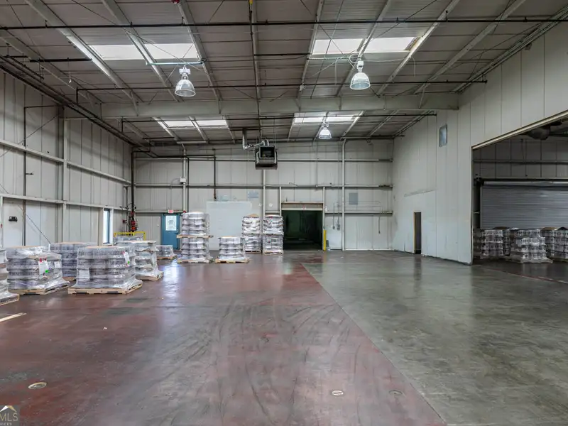 Industrial Warehouse with Food Quality Standards and Office Space in Prime Location