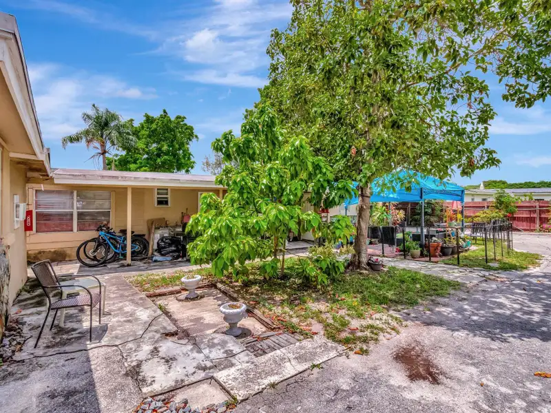 Well-maintained 6-unit Multifamily Property in South Florida with Value-add Potential