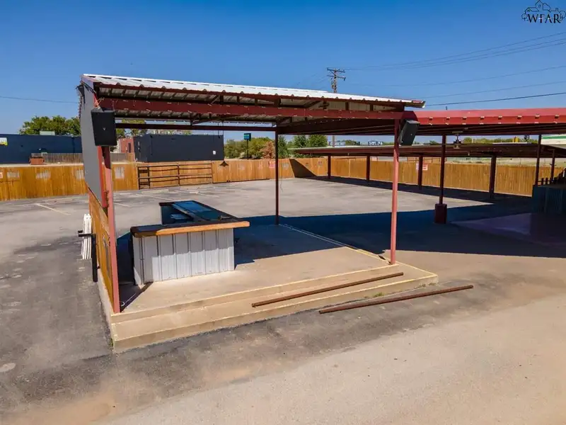 Prime Restaurant/bar on 1.24 Acres with Ample Parking and Outdoor Dining