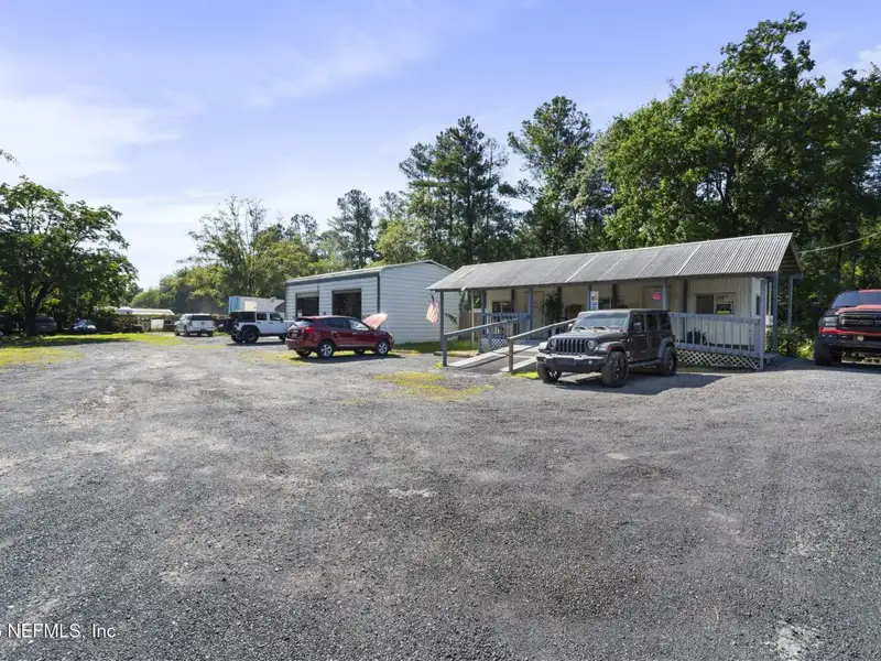 Mixed-use Parcel with Buildings, Ideal for Auto Repair or Sales in Convenient Location