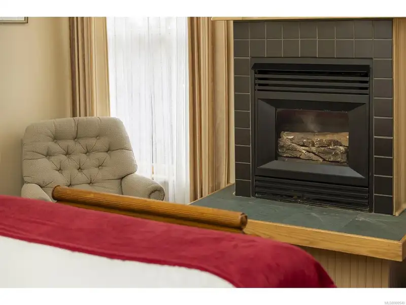 Turnkey Victorian Guest House in Songhees - 5 Suites, Steps from Seawall