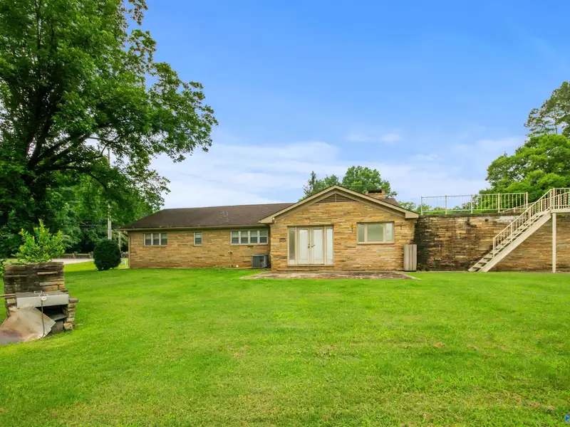 Versatile 2000 Sqft Home on 1.40 Acres in High-growth Huntsville Area