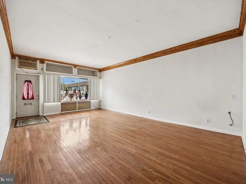 Versatile Commercial/residential Property in Clifton Heights with High Ceilings and Hardwood Floors