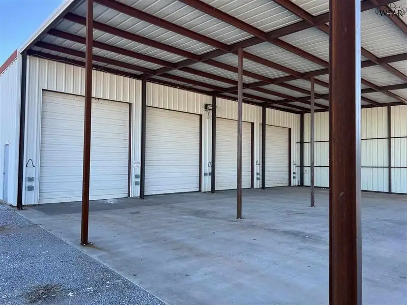 10.264-acre Commercial Property with Showroom, Warehouses, and Ample Parking on Jacksboro Hwy