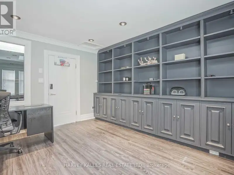 Top Floor Office Space in Renovated Semi-detached House, Prime Location, Utilities Included