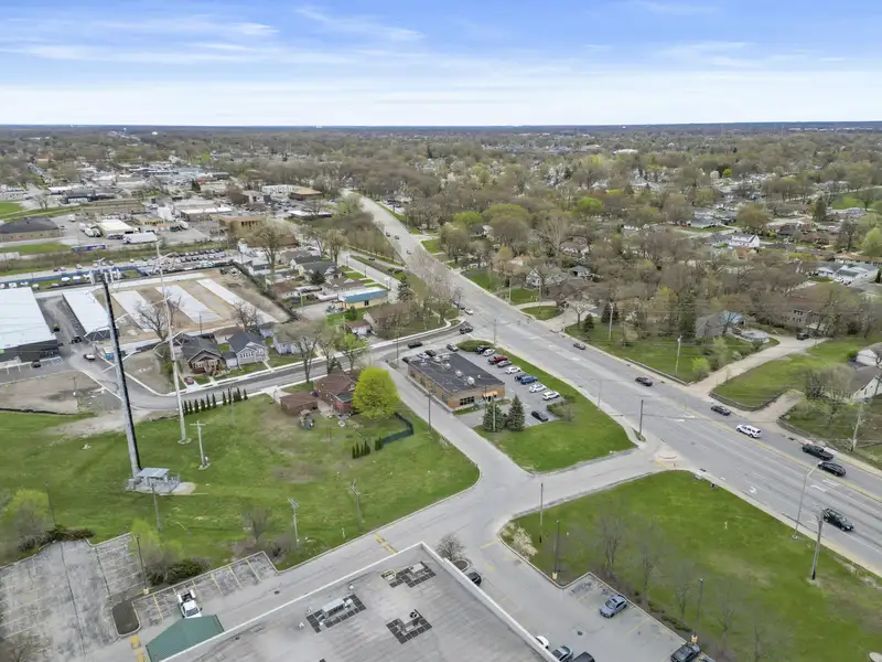 Versatile Multi-tenant Retail/office Space for Lease in Highland, In