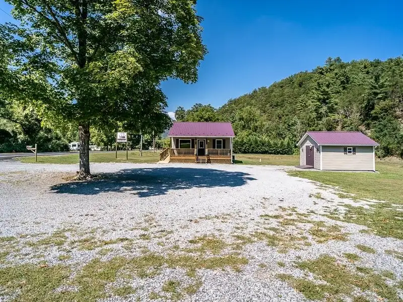 Versatile Commercial Property with Salon, Office Space, and Residential Potential Near Brandywine Lake