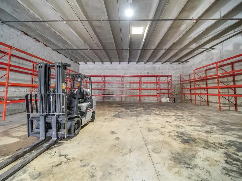 Commercial Property in Doral - Prime Location Near Miami International Airport and Amenities