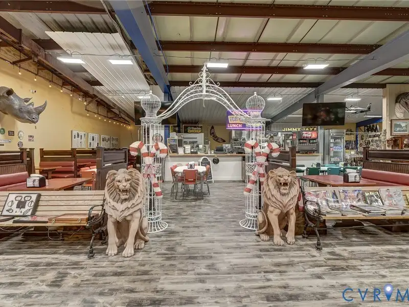 Renovated Commercial Building with 3 Businesses in Prime Montross Location